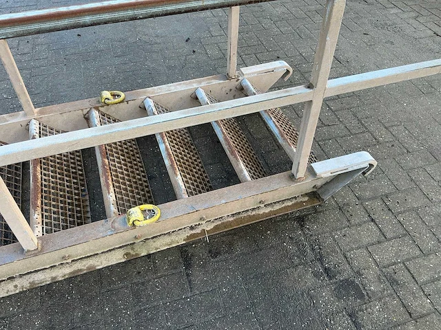Container oplooptrap - afbeelding 3 van  4