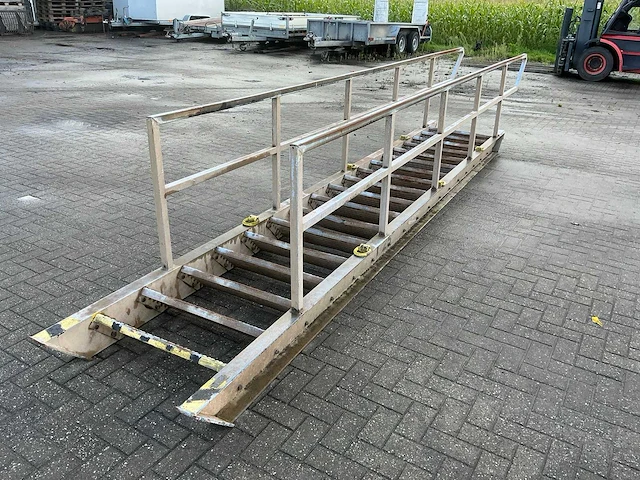 Container oplooptrap - afbeelding 4 van  4