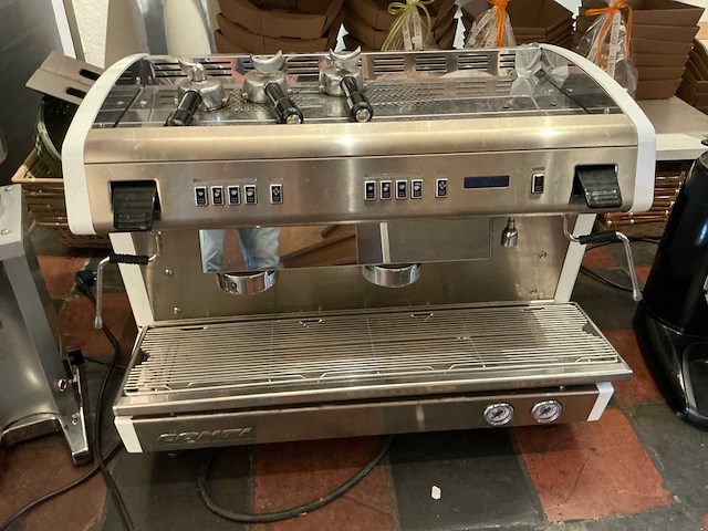 Conti x-one 2g espressomachine / koffiemachine met molens (faillissement) - afbeelding 7 van  14