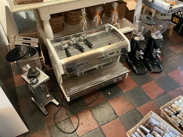 Conti x-one 2g espressomachine / koffiemachine met molens (faillissement) - afbeelding 9 van  14