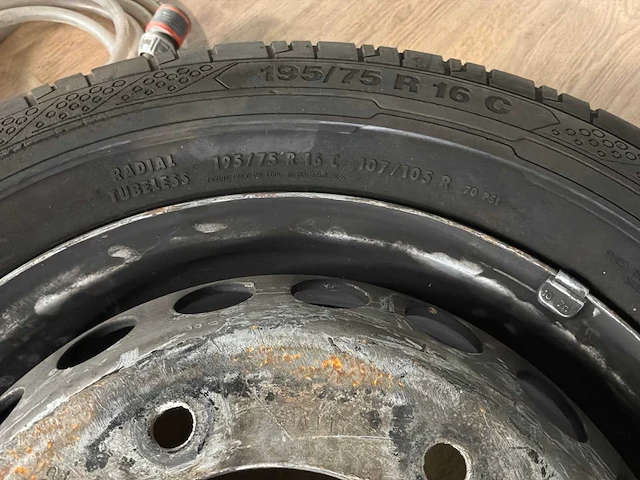 Continental 195/75/r16 velg met band - afbeelding 4 van  5