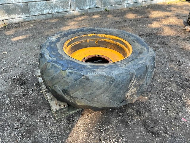 Continental contract ac70g 440/70 r28 band, wiel en velg - afbeelding 1 van  10
