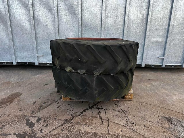 Continental – landbouwband ac51 16.9 r34 met velg 8-gaats (2x) - afbeelding 1 van  3