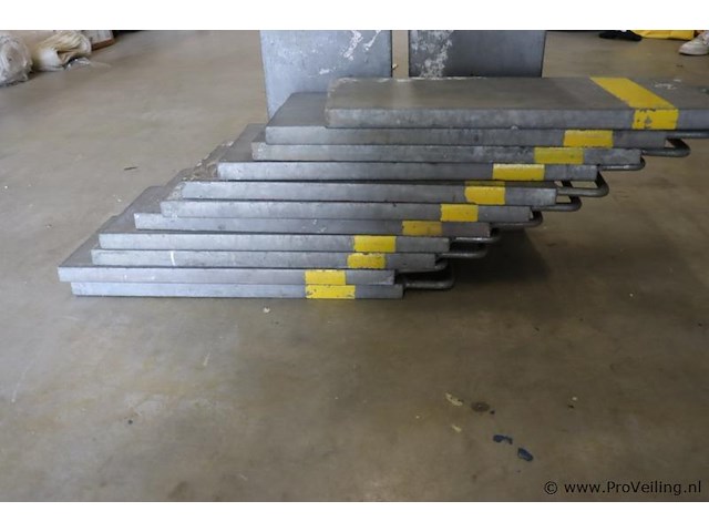 Contragewichten t.b.v. hangbruginstallatie - 11 stuks - afbeelding 2 van  3