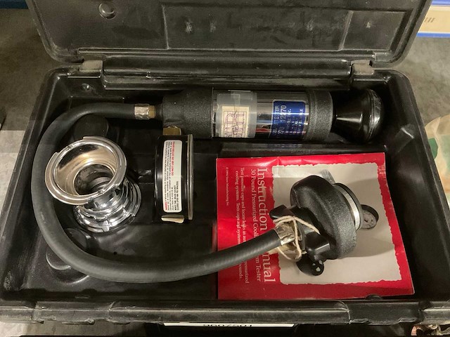 Cooling system pressure tester - afbeelding 1 van  2
