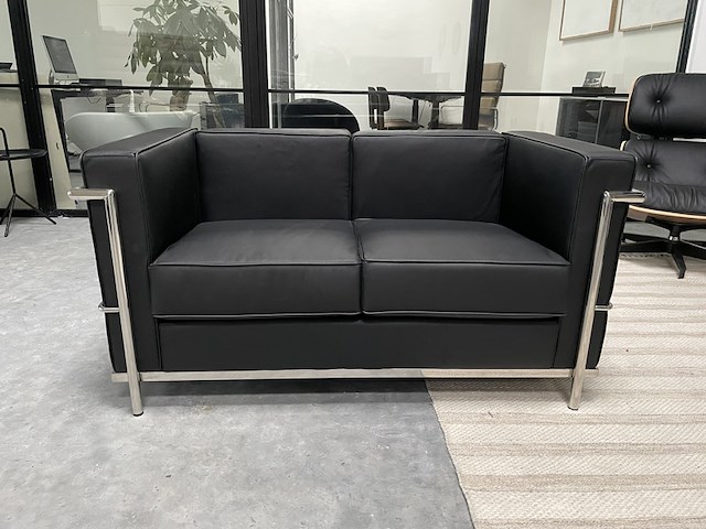 Corbusier lc2 2-zits sofa in echt zwart leer, zwart / chroom - afbeelding 2 van  8