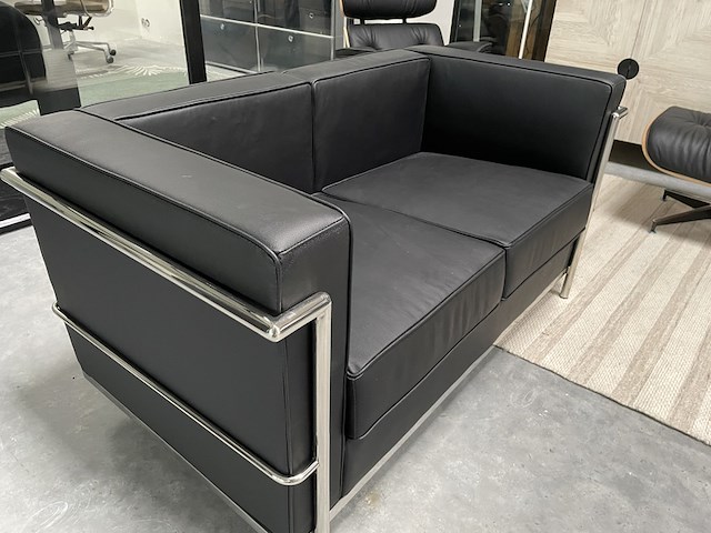 Corbusier lc2 2-zits sofa in echt zwart leer, zwart / chroom - afbeelding 3 van  8