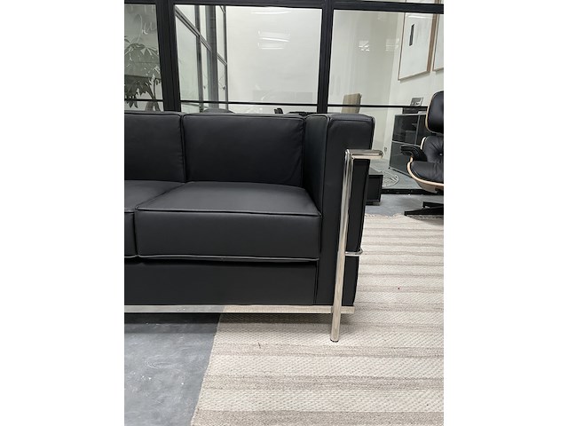 Corbusier lc2 2-zits sofa in echt zwart leer, zwart / chroom - afbeelding 6 van  8