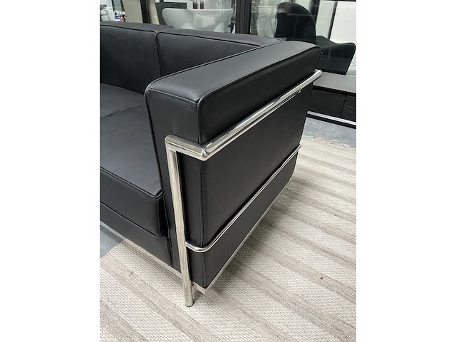 Corbusier lc2 2-zits sofa in echt zwart leer, zwart / chroom - afbeelding 7 van  8