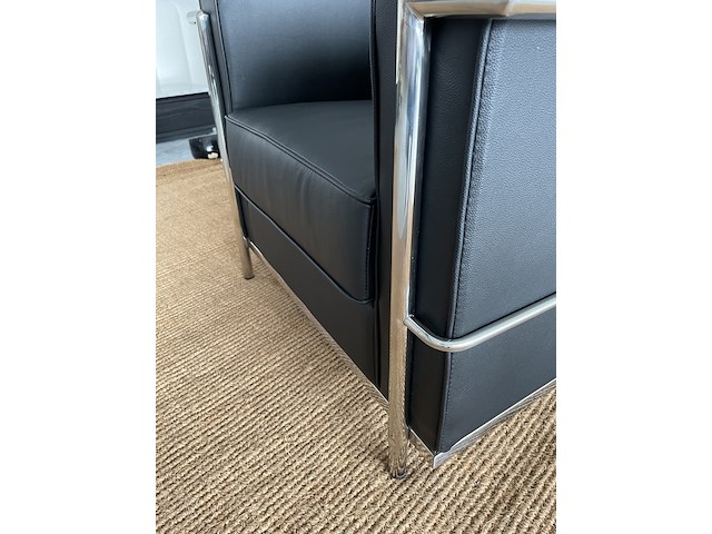 Corbusier lc2 fauteuil in echt zwart leer, zwart / chroom - afbeelding 4 van  7