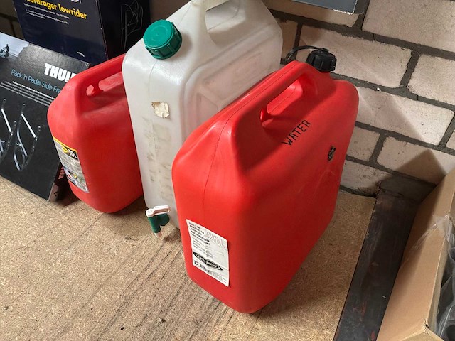 Cordo / bobike / thule voordrager, windscherm en jerrycans (7x) - afbeelding 4 van  5