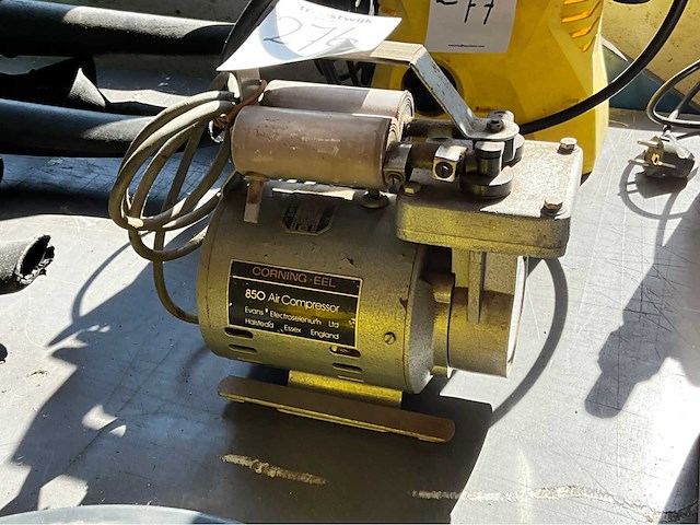 Corning eel mini luchtcompressor - afbeelding 1 van  2