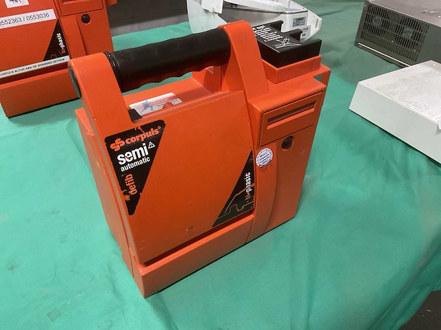 Corpuls semi automatic defibrillator - afbeelding 1 van  7