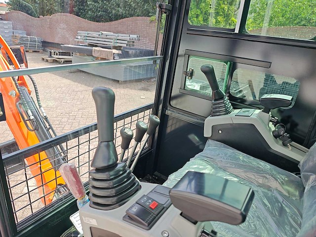 Cougar - 2026 - xt-18u - minigraafmachine (kubota) demo - afbeelding 3 van  28