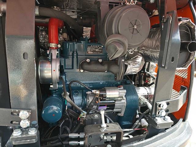 Cougar - 2026 - xt-18u - minigraafmachine (kubota) demo - afbeelding 15 van  28