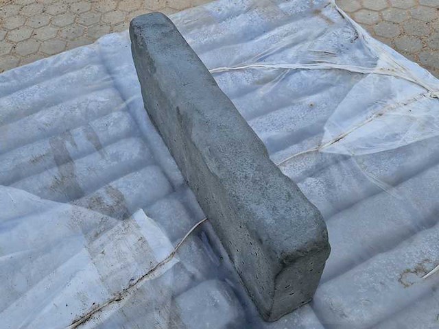 Courtstone boordstenen van beton (ca. 104 stuks) - afbeelding 1 van  3