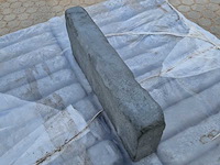 Courtstone boordstenen van beton (ca. 104 stuks)