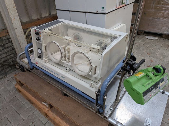 Couveuse met divers medisch apparatuur, transport-inkubator 5400 - afbeelding 3 van  14