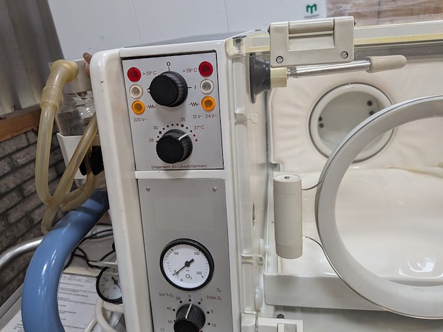 Couveuse met divers medisch apparatuur, transport-inkubator 5400 - afbeelding 6 van  14