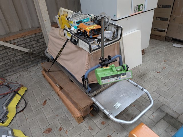Couveuse met divers medisch apparatuur, transport-inkubator 5400 - afbeelding 1 van  14