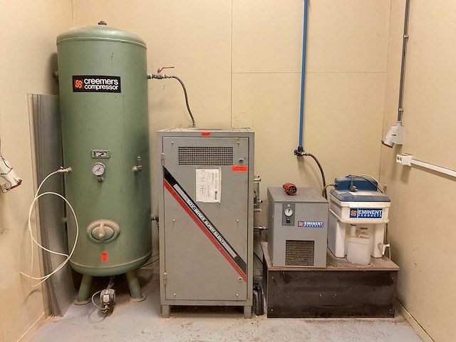 Creemers sgv 600 schroefcompressorinstallatie met tank en droger - afbeelding 1 van  11