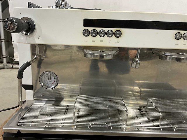 Creme - piston machine - professionele koffiemachine - afbeelding 6 van  7