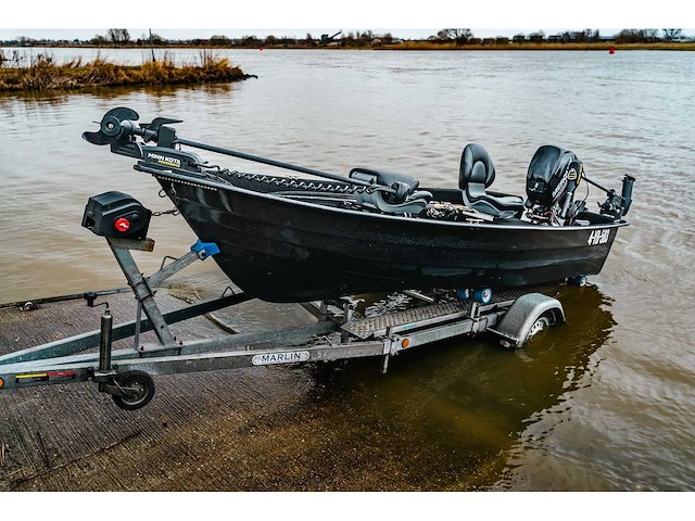 Crescent visboot met 25pk mercury efi buitenboordmotor en marlin boottrailer - afbeelding 12 van  23