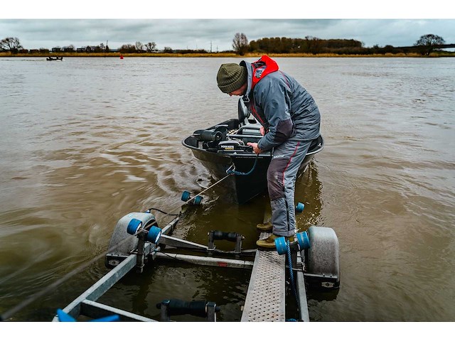 Crescent visboot met 25pk mercury efi buitenboordmotor en marlin boottrailer - afbeelding 13 van  23