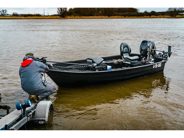 Crescent visboot met 25pk mercury efi buitenboordmotor en marlin boottrailer - afbeelding 5 van  8