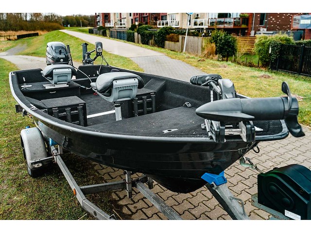 Crescent visboot met 25pk mercury efi buitenboordmotor en marlin boottrailer - afbeelding 23 van  23