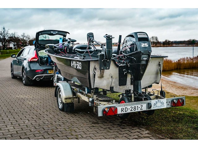 Crescent visboot met 25pk mercury efi buitenboordmotor en marlin boottrailer - afbeelding 7 van  8