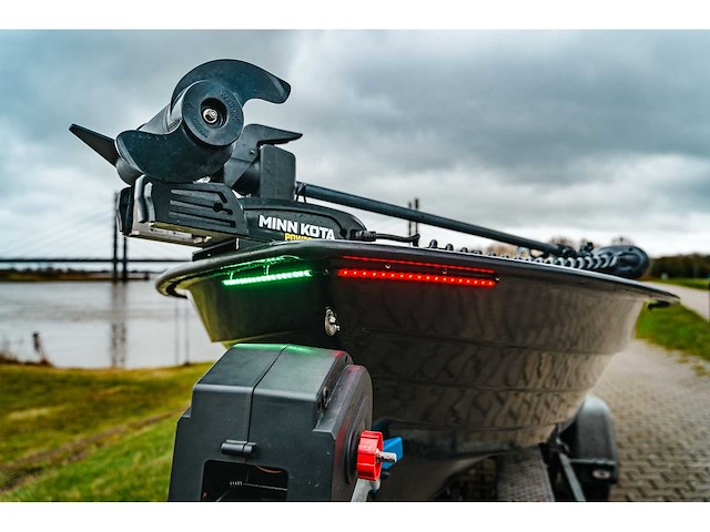 Crescent visboot met 25pk mercury efi buitenboordmotor en marlin boottrailer - afbeelding 22 van  23