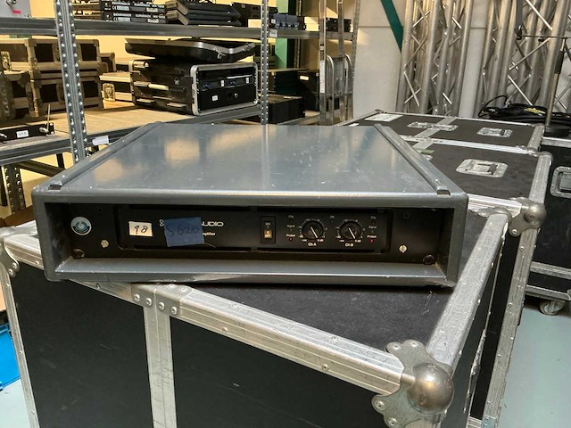 Crest audio fa901 versterker - afbeelding 1 van  3