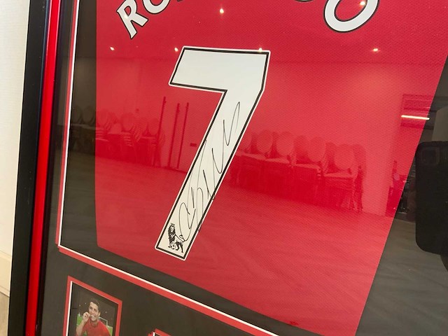 Cristiano ronaldo gesigneerd shirt - afbeelding 3 van  5