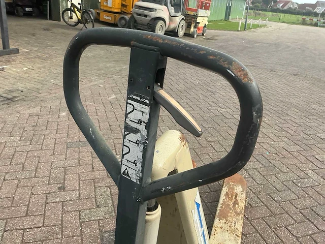 Crown high hand hydraulische palletwagen - afbeelding 7 van  9
