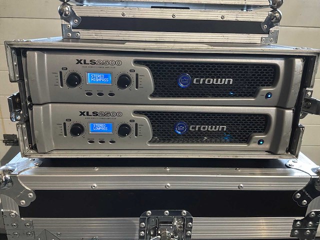 Crown xls2500 versterker (2x) - afbeelding 1 van  4