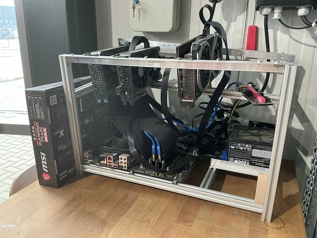 Crypto mining rig - afbeelding 1 van  10