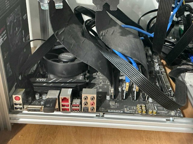 Crypto mining rig - afbeelding 8 van  10
