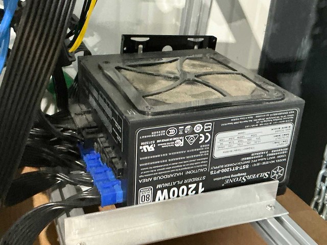 Crypto mining rig - afbeelding 9 van  10