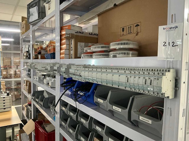 Cv-installatiemateriaal in wandstelling en 2 kasten - afbeelding 25 van  28