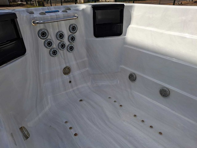 Cyclone spa’s 8 persoons jacuzzi en buitenspa - afbeelding 1 van  2
