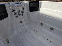 Cyclone spa’s 8 persoons jacuzzi en buitenspa - afbeelding 1 van  2