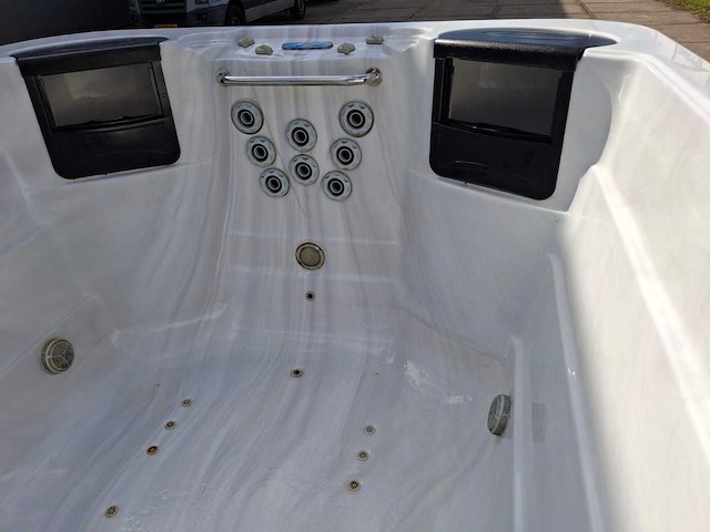 Cyclone spa’s 8 persoons jacuzzi en buitenspa - afbeelding 1 van  2