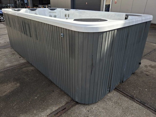 Cyclone spa’s 8 persoons jacuzzi en buitenspa - afbeelding 2 van  2