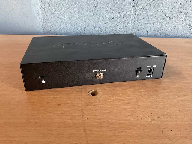 D-link gigabit poe dgs-1008p 8-poorts switch - afbeelding 2 van  2
