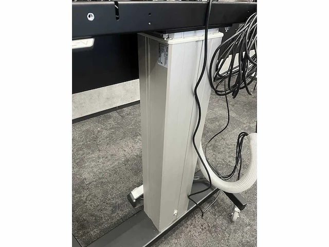 D3 - 84" monitor op verrijdbare standaard - afbeelding 6 van  17