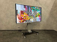 D3 - 84" monitor op verrijdbare standaard