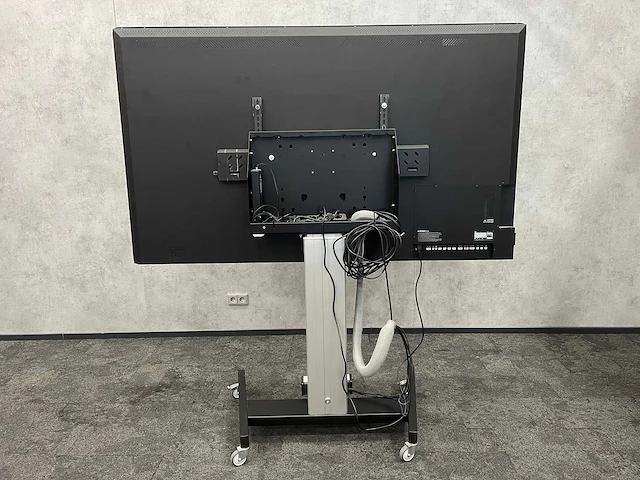 D3 - 84" monitor op verrijdbare standaard - afbeelding 15 van  17
