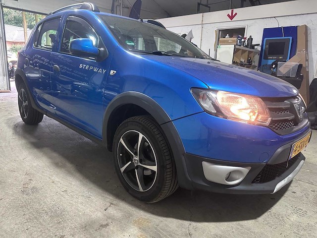 Dacia - sandero - 0.9 tce stepway lau. - 4-srk-89- 2013 - afbeelding 9 van  19