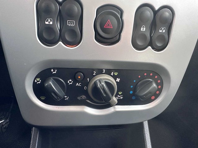 Dacia - sandero - 1.6 lauréate - 35-jln-6 - afbeelding 5 van  15